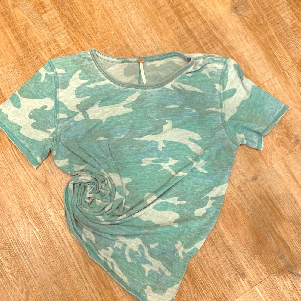 FREE PEOPLE CAMO TEE SIZE SMALL